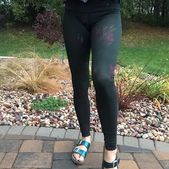 lululemon athletica Pants - RARE Lululemon Wunder Under - Size 6